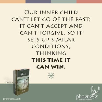 Unser inneres Kind kann die Vergangenheit nicht loslassen; es kann nicht akzeptieren und nicht vergeben. Also stellt es ähnliche Bedingungen her und denkt, dass es diesmal gewinnen kann.