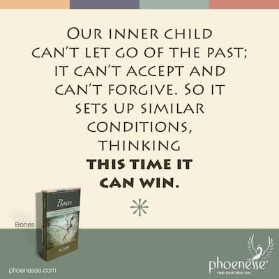 Ang aming panloob na anak ay hindi maaaring pabayaan ang nakaraan; hindi ito makatanggap at hindi makapagpatawad. Kaya nagse-set up ito ng mga katulad na kundisyon, iniisip sa pagkakataong ito maaari itong manalo.