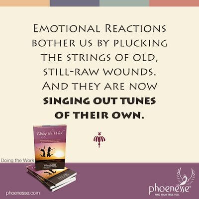 La Reacción Emocional nos molesta tirando de los hilos de viejas heridas aún vivas. Y ahora están cantando sus propias melodías.