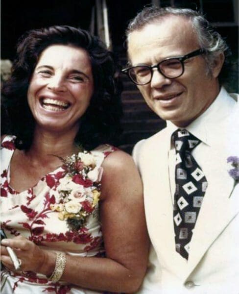 अपने पति जॉन पियराकोस के साथ इवा पियरकॉस।