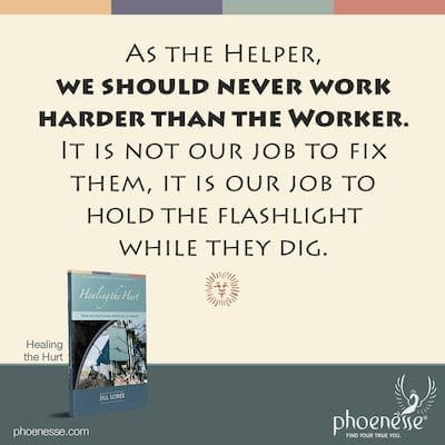 Como Ayudante, nunca debemos trabajar más duro que el Trabajador. No es nuestro trabajo arreglarlos, es nuestro trabajo sostener la linterna mientras cavan.