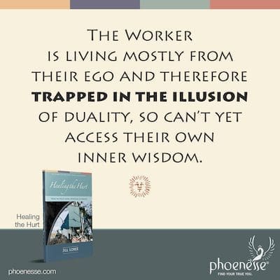 Der Arbeiter lebt hauptsächlich von seinem Ego und ist daher in der Illusion der Dualität gefangen, so dass er noch keinen Zugang zu seiner eigenen inneren Weisheit hat.