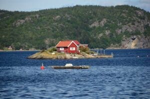 Palavra por palavra: Pequena casa vermelha em uma ilha na Noruega