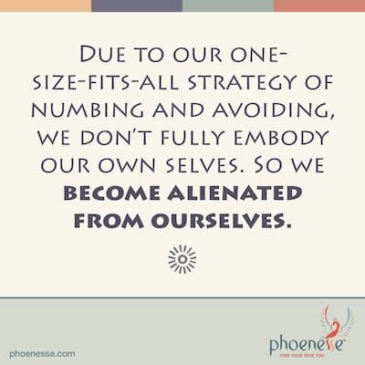 Aufgrund unserer One-Size-Fits-All-Strategie des Betäubens und Vermeidens verkörpern wir unser eigenes Selbst nicht vollständig. So entfremden wir uns von uns selbst. Gold_Phoenesse finden